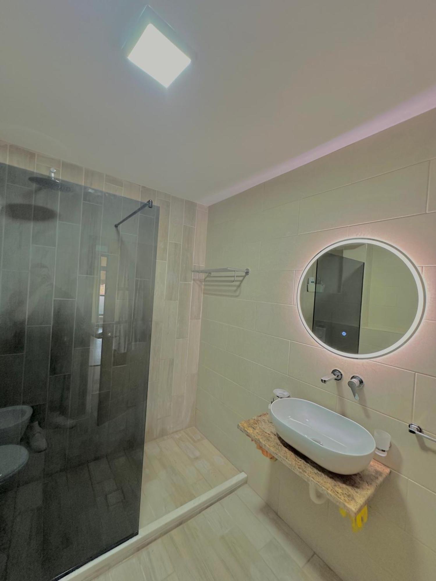 Central Inn Home Tiranë Ngoại thất bức ảnh